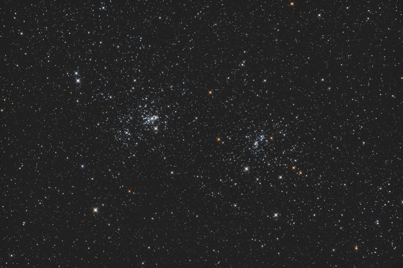 Hviezdokopa Chi a H v Perzeovi (NGC 884 a NGC 869): 15.11.2018, 20:46 UT, , Hvezdáreň na Vartovke, Newton 250/1000 + GPU Coma Corrector, Canon EOS 6Da, 120 x 30 s, ISO 3200, autor Marek Harman, Ján Mäsiar